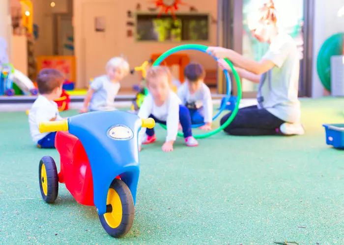 espace extérieur avec jeux et activités motricité