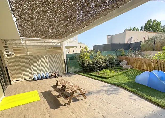 jardin extérieur avec jeux