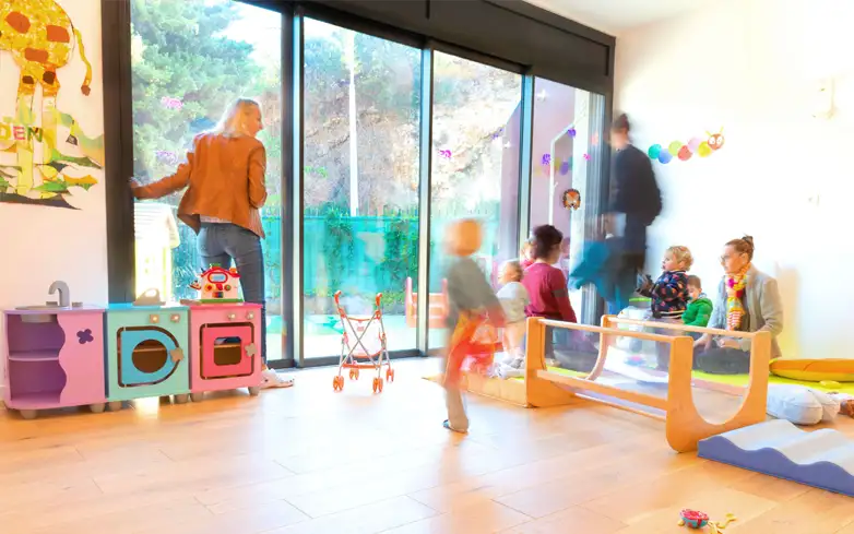 crèche familiale avec un petit groupe d'enfants