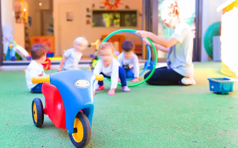 espace extérieur avec jeux et activités motricité