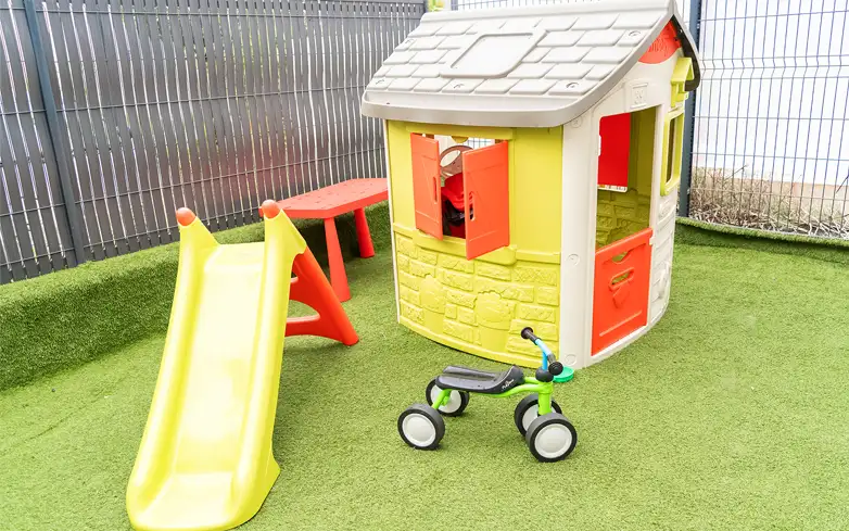 espace extérieur d'éveil et de jeux