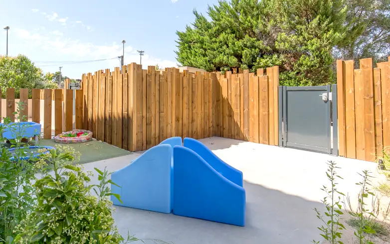 crèche avec grand jardin extérieur