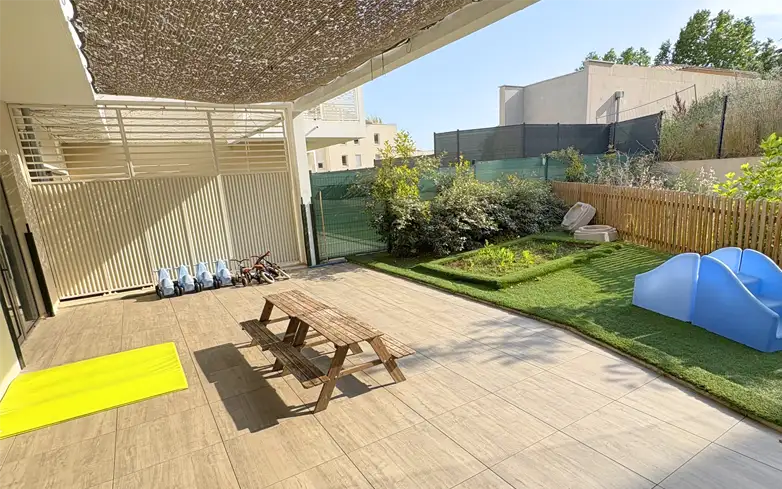 jardin extérieur avec jeux