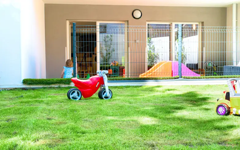 espace extérieur avec jeux