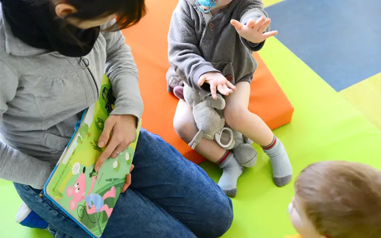 activités d'éveil encadrées par des professionnels de la petite enfance